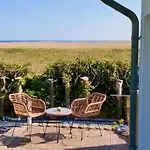 Sonniges Strandhaus Mit Wasserblick Am Haff Mit 2 Schlafzimmern Fuer 4 Pers