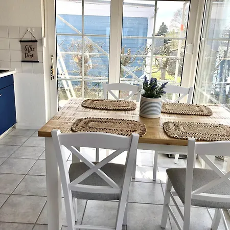 Lägenhet Sonniges Strandhaus Mit Wasserblick Am Haff Mit 2 Schlafzimmern Fuer 4 Pers *