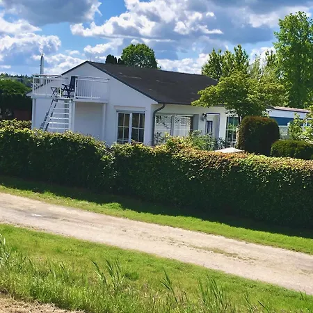 Sonniges Strandhaus Mit Wasserblick Am Haff Mit 2 Schlafzimmern Fuer 4 Pers Apartamento Mönkebude