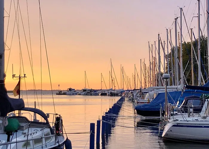 Sonniges Strandhaus Mit Wasserblick Am Haff Mit 2 Schlafzimmern Fuer 4 Pers *