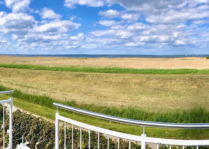Sonniges Strandhaus Mit Wasserblick Am Haff Mit 2 Schlafzimmern Fuer 4 Pers Mönkebude